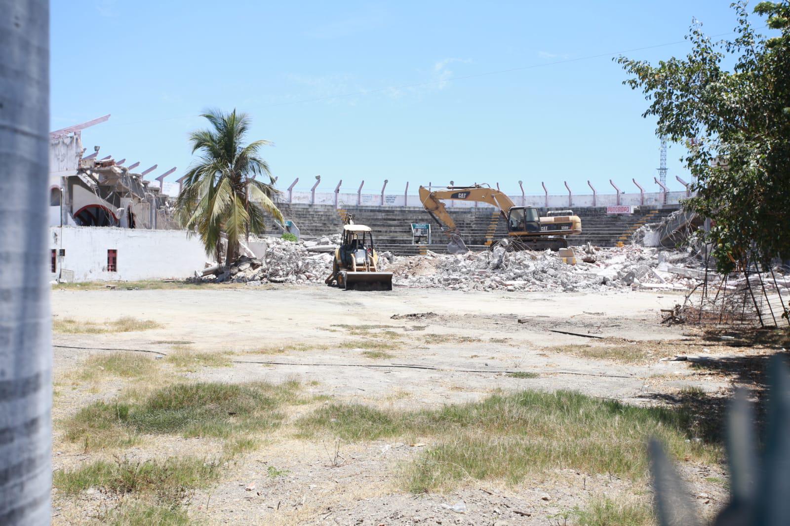 $!Demuelen la histórica Plaza de Toros de Mazatlán