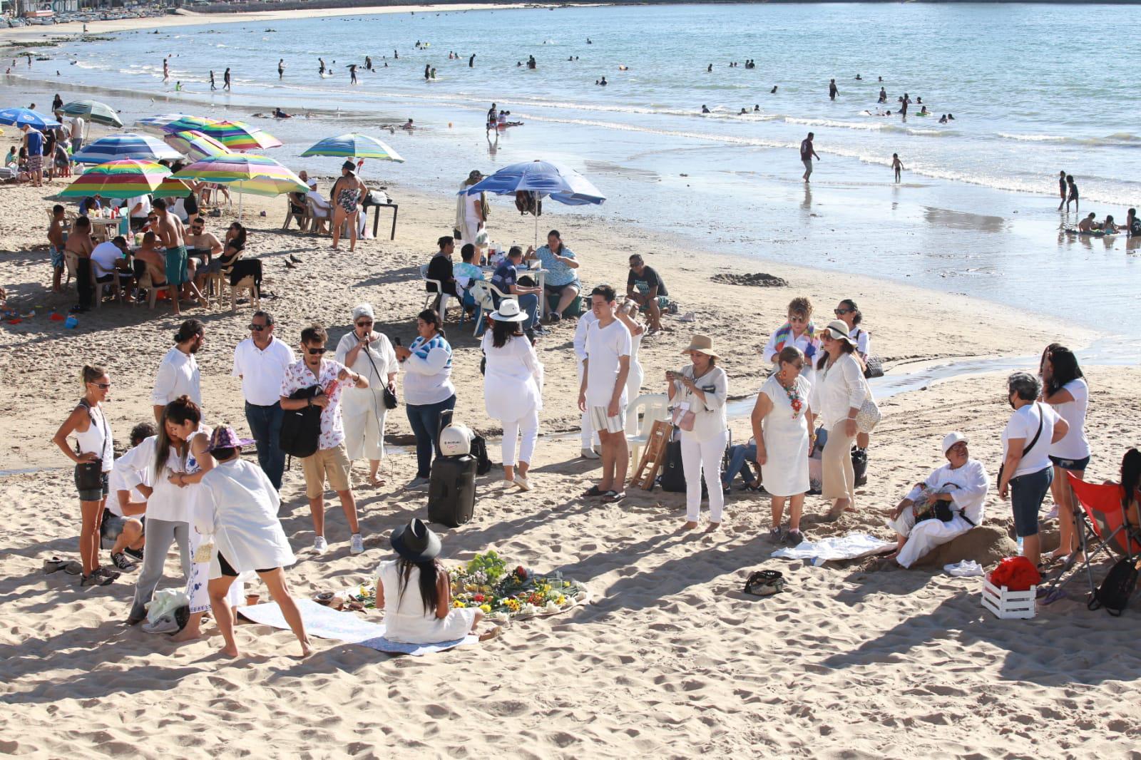 $!Limpian sus energías frente al mar de Mazatlán para recibir a la Primavera