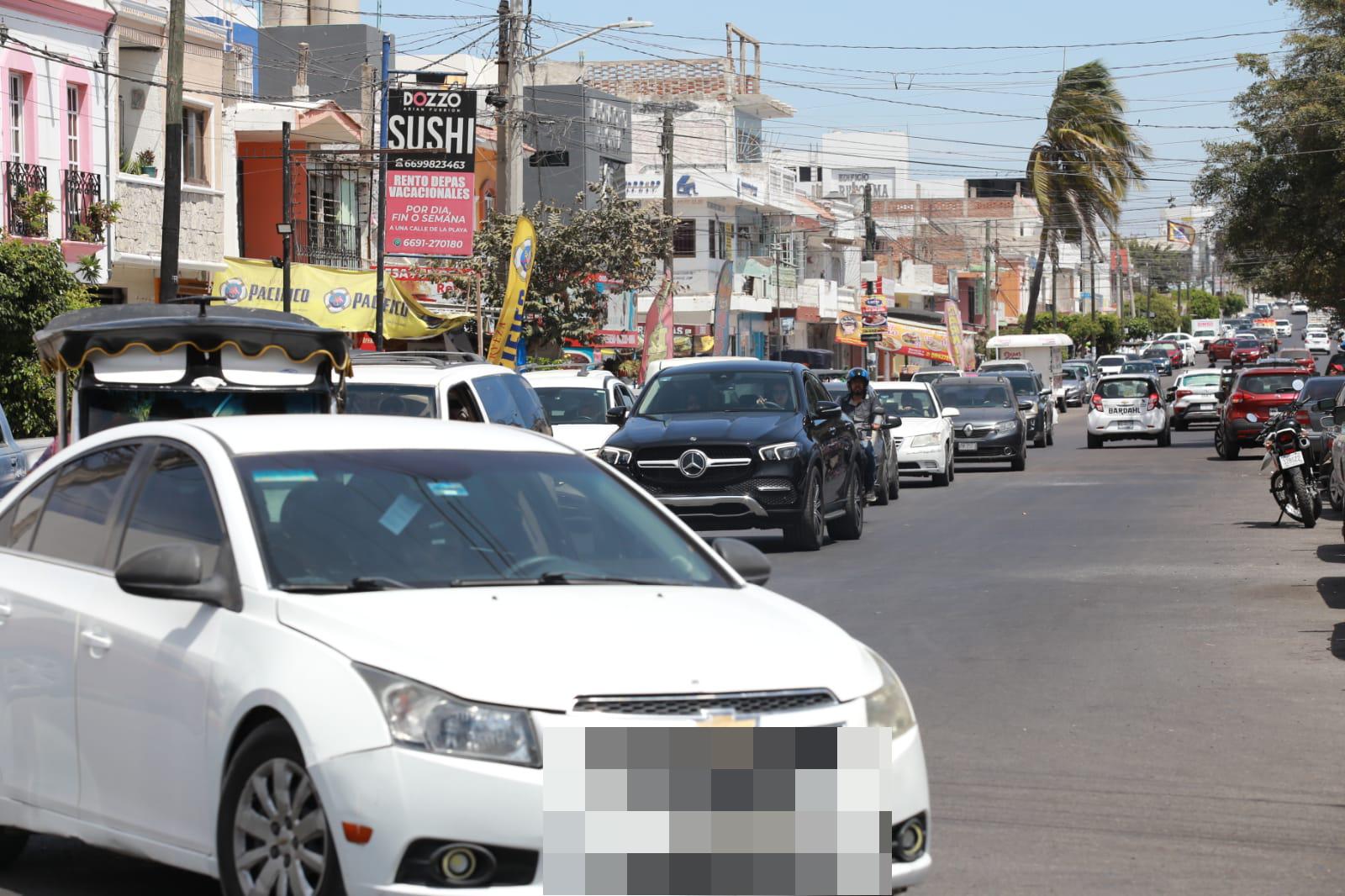 $!Ya está el caos vial por cierre del malecón, ¡sáquele la vuelta!