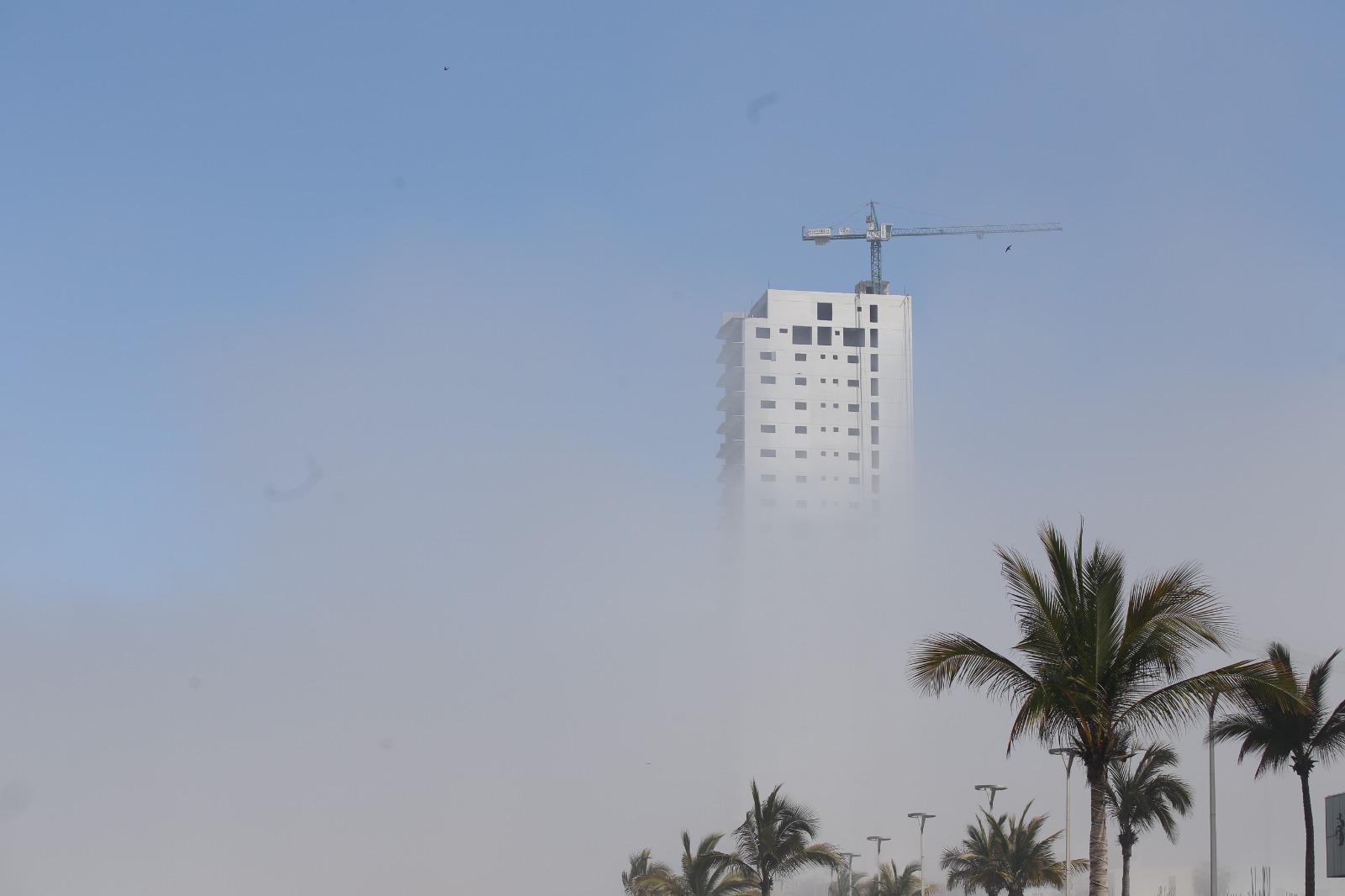 $!‘Desaparecen’ zonas de Mazatlán por la neblina