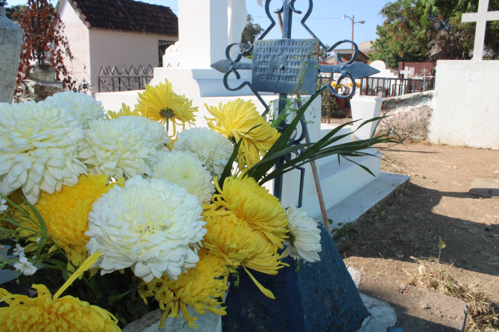 $!Pedro y Rosa Elena cumplen 46 años visitando a su angelito Pedro Luis