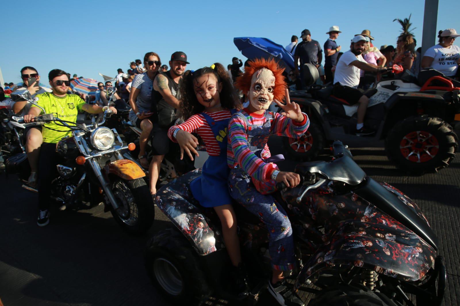 $!Miles de motociclistas convierten el malecón en un Carnaval