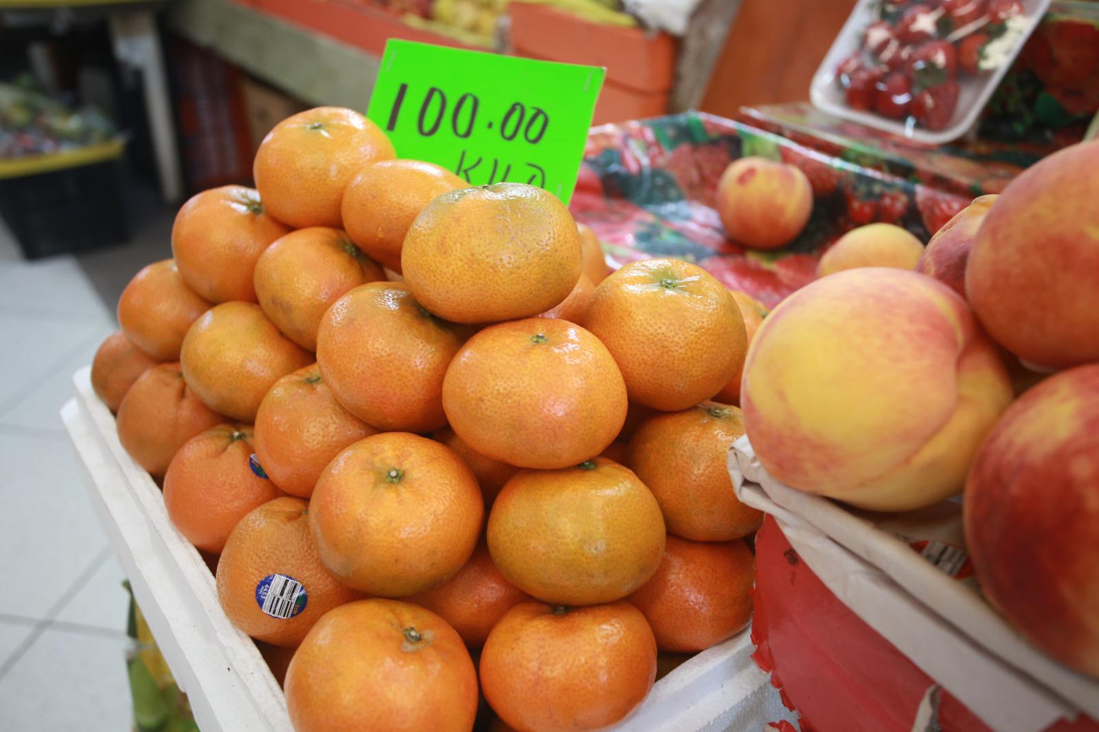 $!Registra el kilo de mandarina un alza de hasta $100 en mercado de Mazatlán