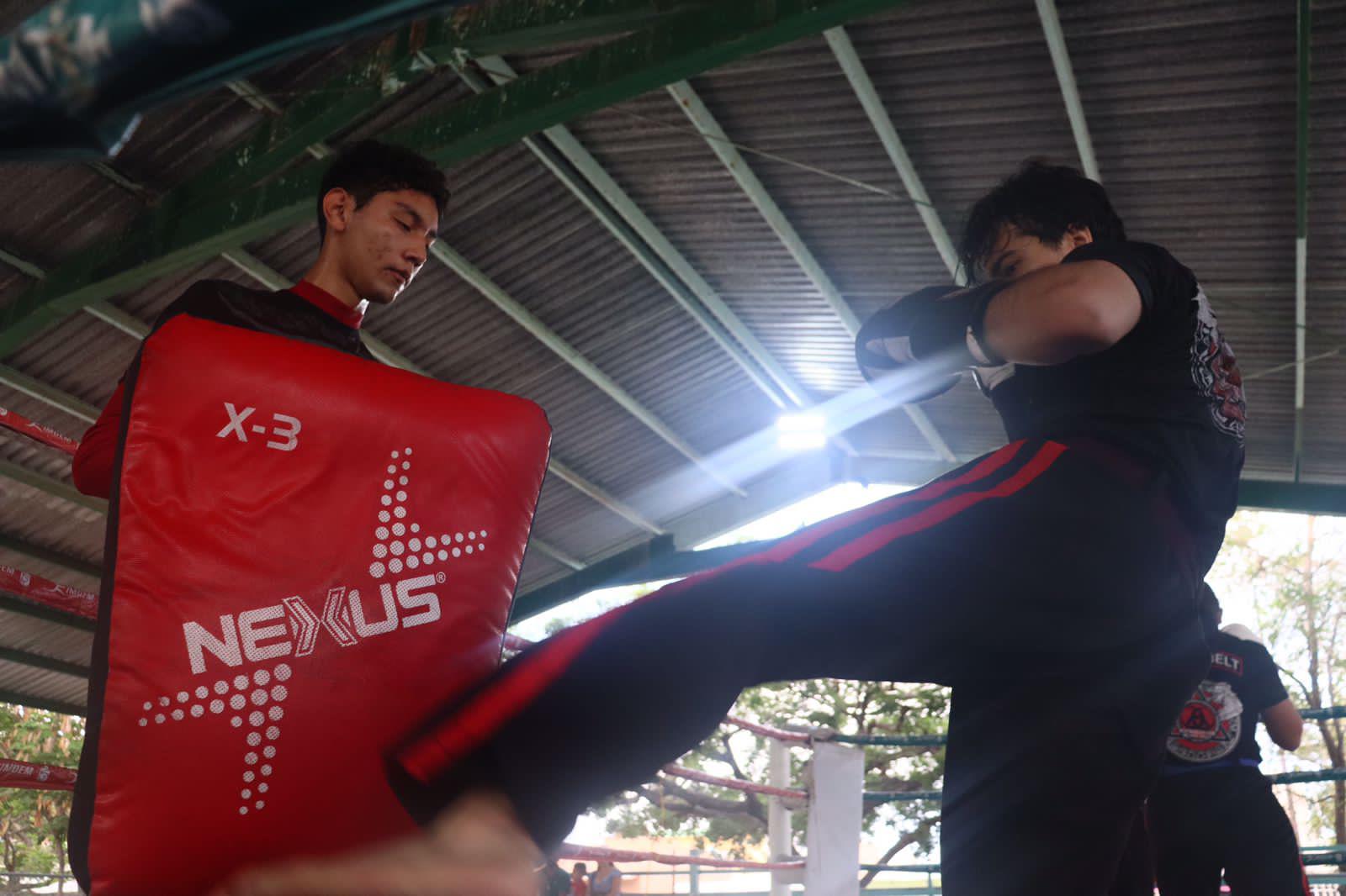 $!‘Tepaneca’ Domínguez supervisa ascensos de grado de la Academia de Kickboxing Blackbelt