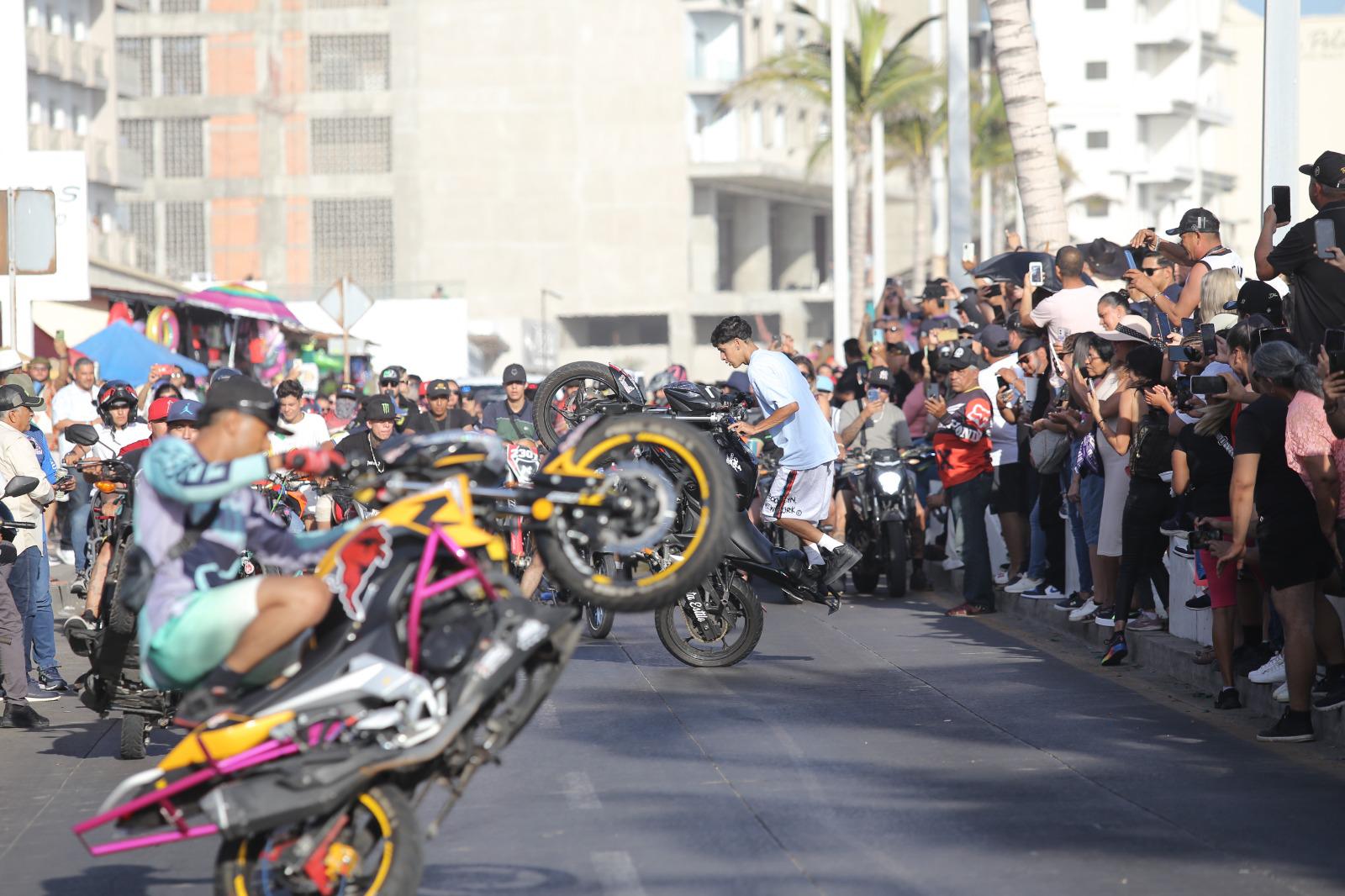 $!Cientos de motociclistas recorren el paseo costero de Mazatlán dentro de la Semana de la Moto