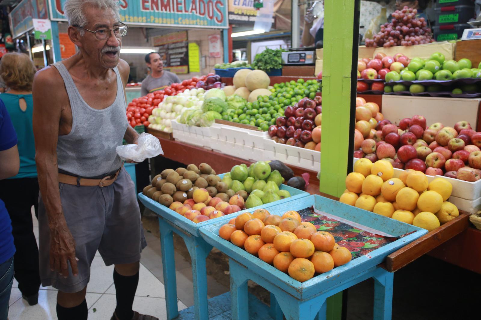 $!Registra el kilo de mandarina un alza de hasta $100 en mercado de Mazatlán