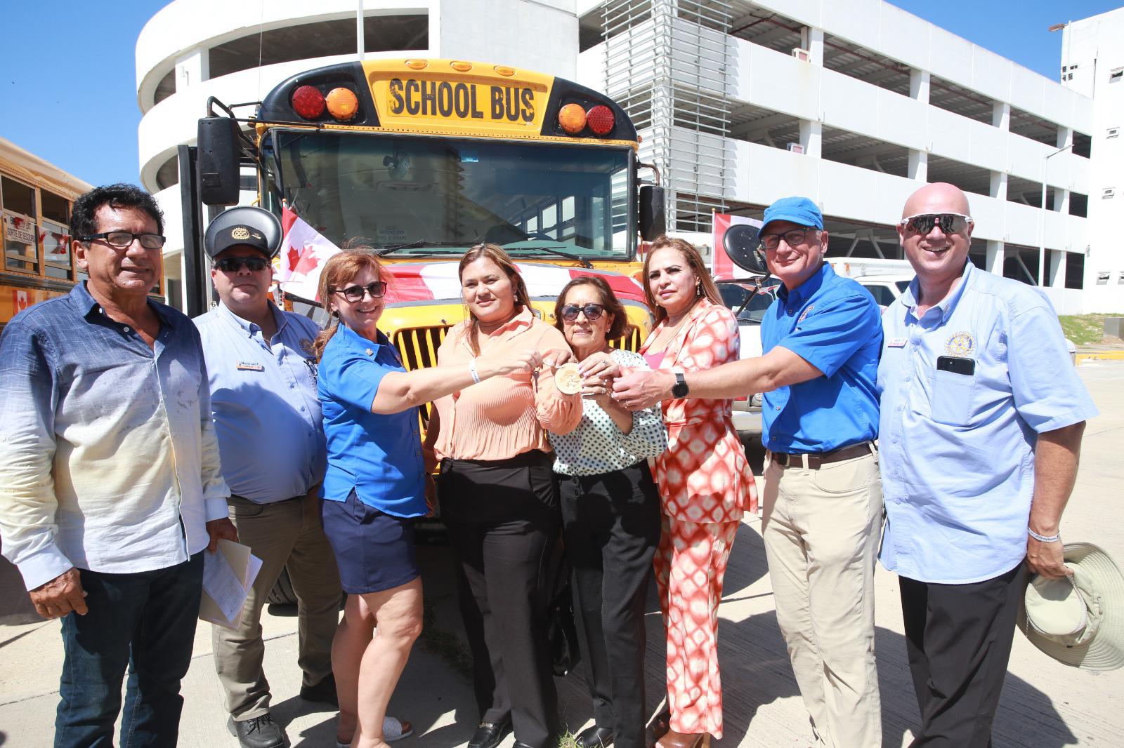 $!Entregan rotarios canadienses siete unidades y equipo táctico en Mazatlán