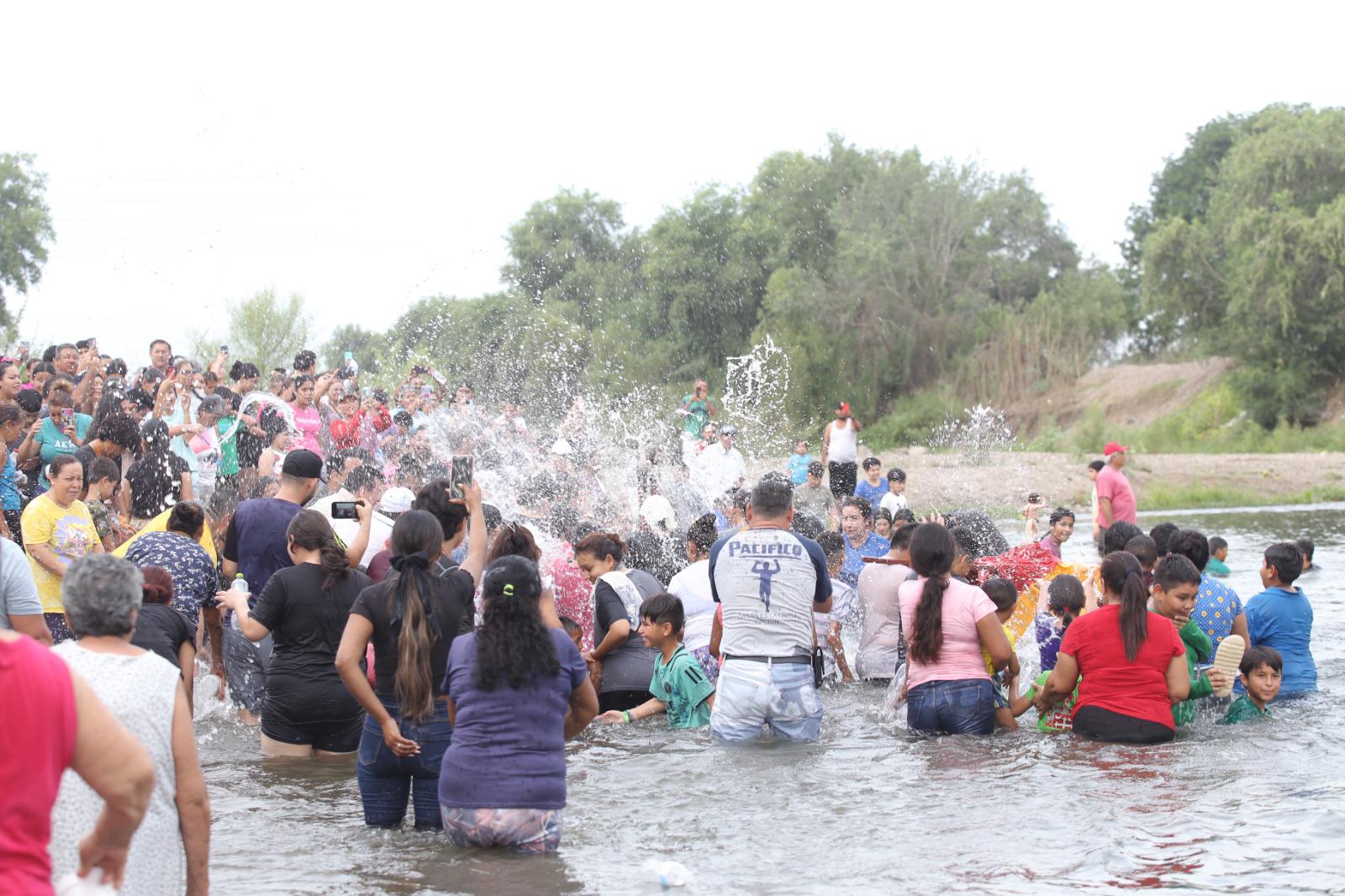 $!Celebran a San Juan Bautista con tradicional baño en Villa Unión