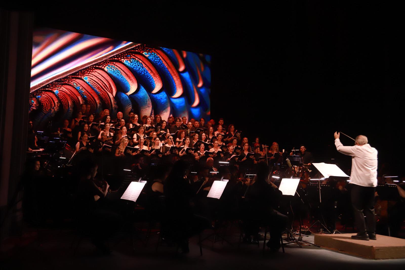 $!El director huésped el maestro Gordon Campbell dirige la Camerata Mazatlán en la velada.