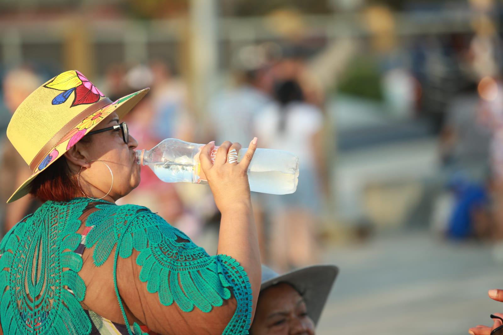 $!A hidratarse bien todo el día para evitar golpes de calor.