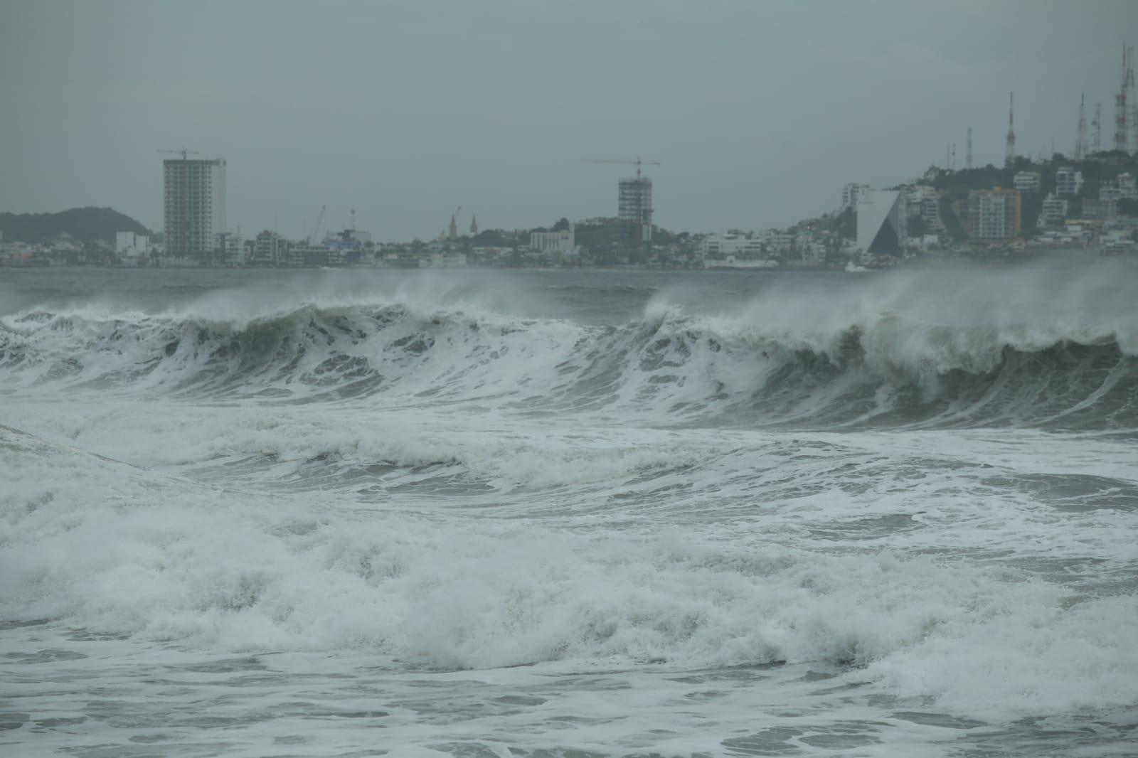 $!Por oleaje elevado cierran todas las playas de Mazatlán a bañistas