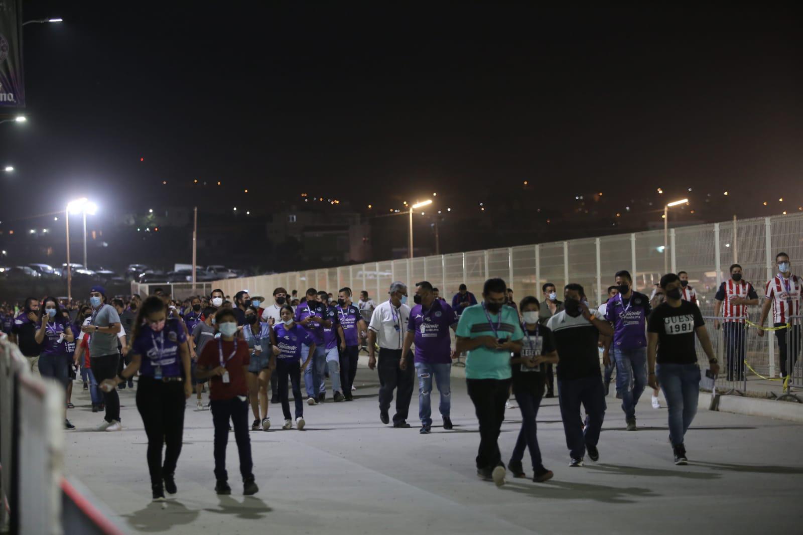 $!Aficionados de Mazatlán y Chivas viven fiesta futbolera en el Kraken