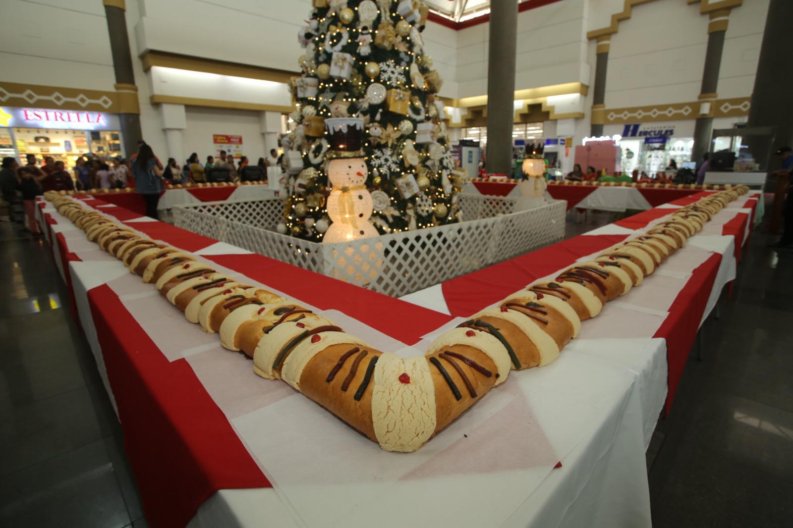 $!Celebra Casa Ley con sus clientes el Día de Reyes con una gigante Rosca