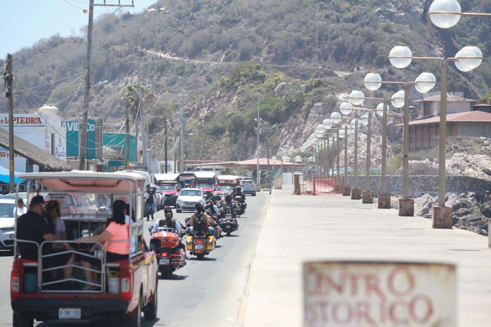 $!Hoy, desfile de motos en Mazatlán; hay caos vial por cierre del malecón