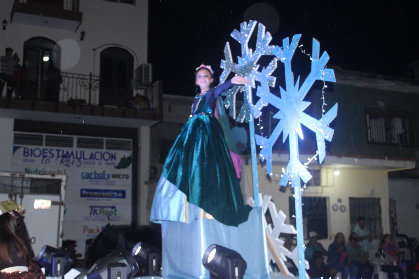 $!Familias rosarenses disfrutan desfile de las luces, gala navideña y encendido del árbol, pese a llovizna