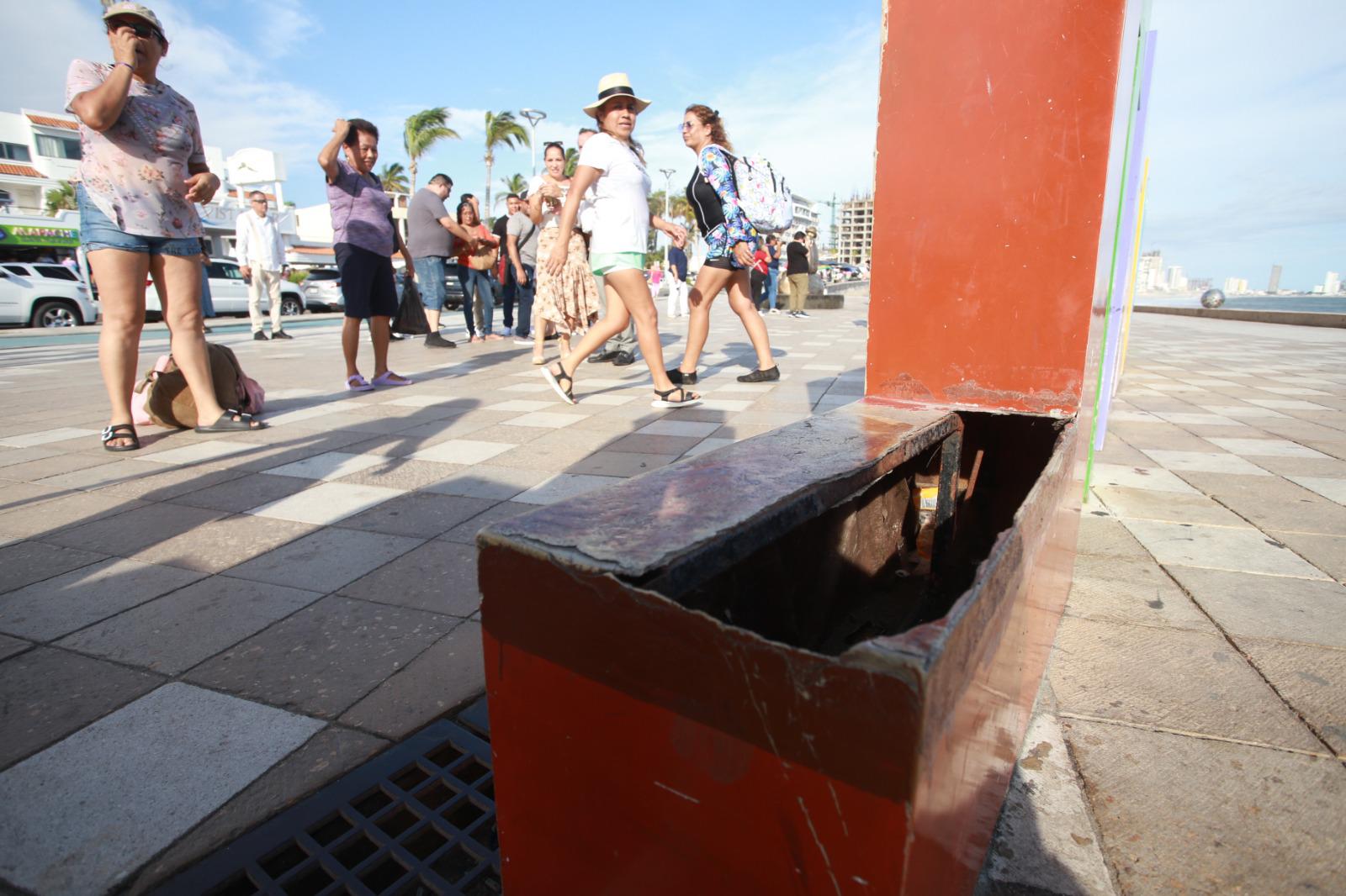 $!Letras de Mazatlán en el malecón lucen con deterioro