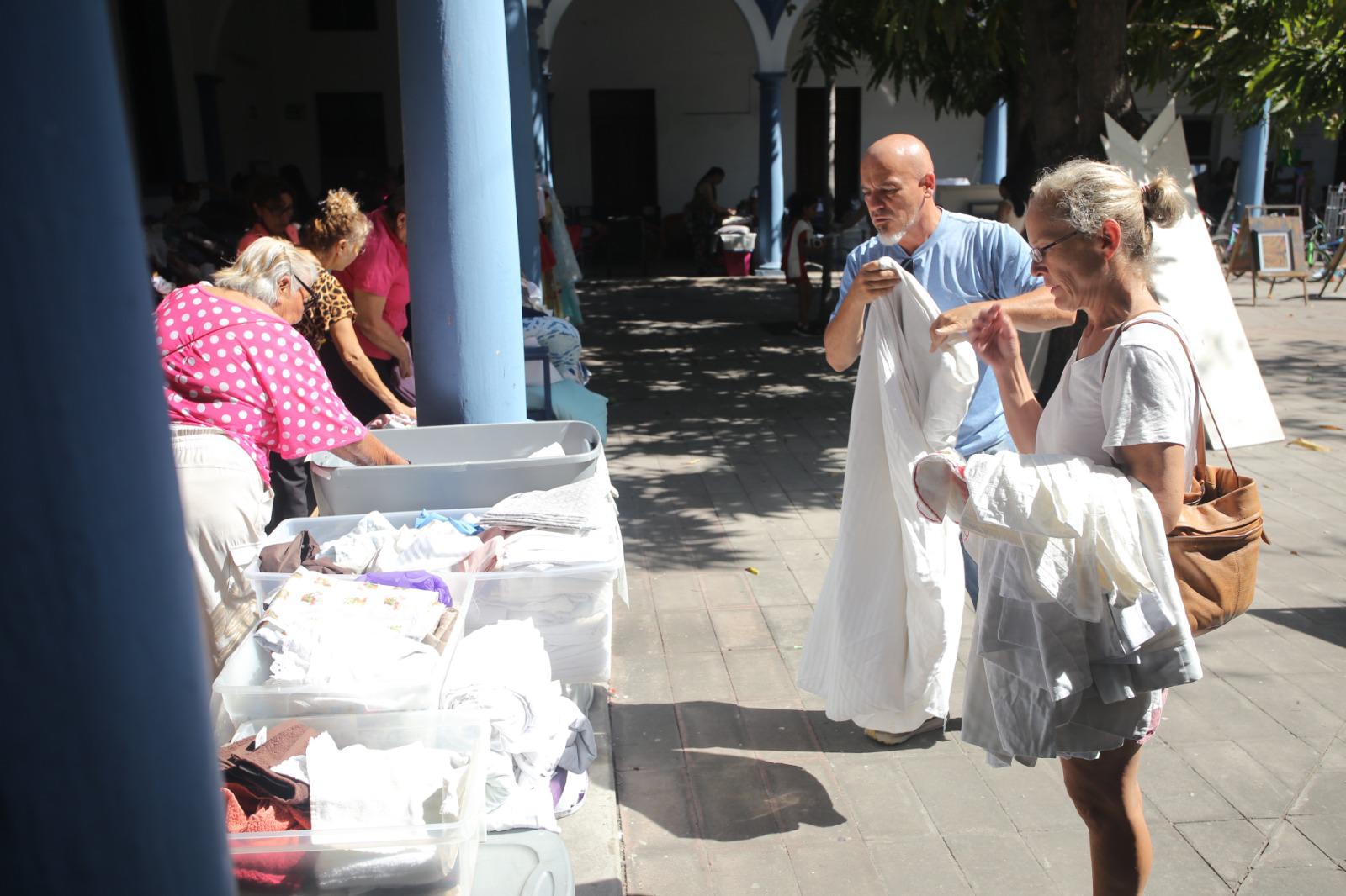 $!Diversos artículos encuentran los asistentes en el lugar.