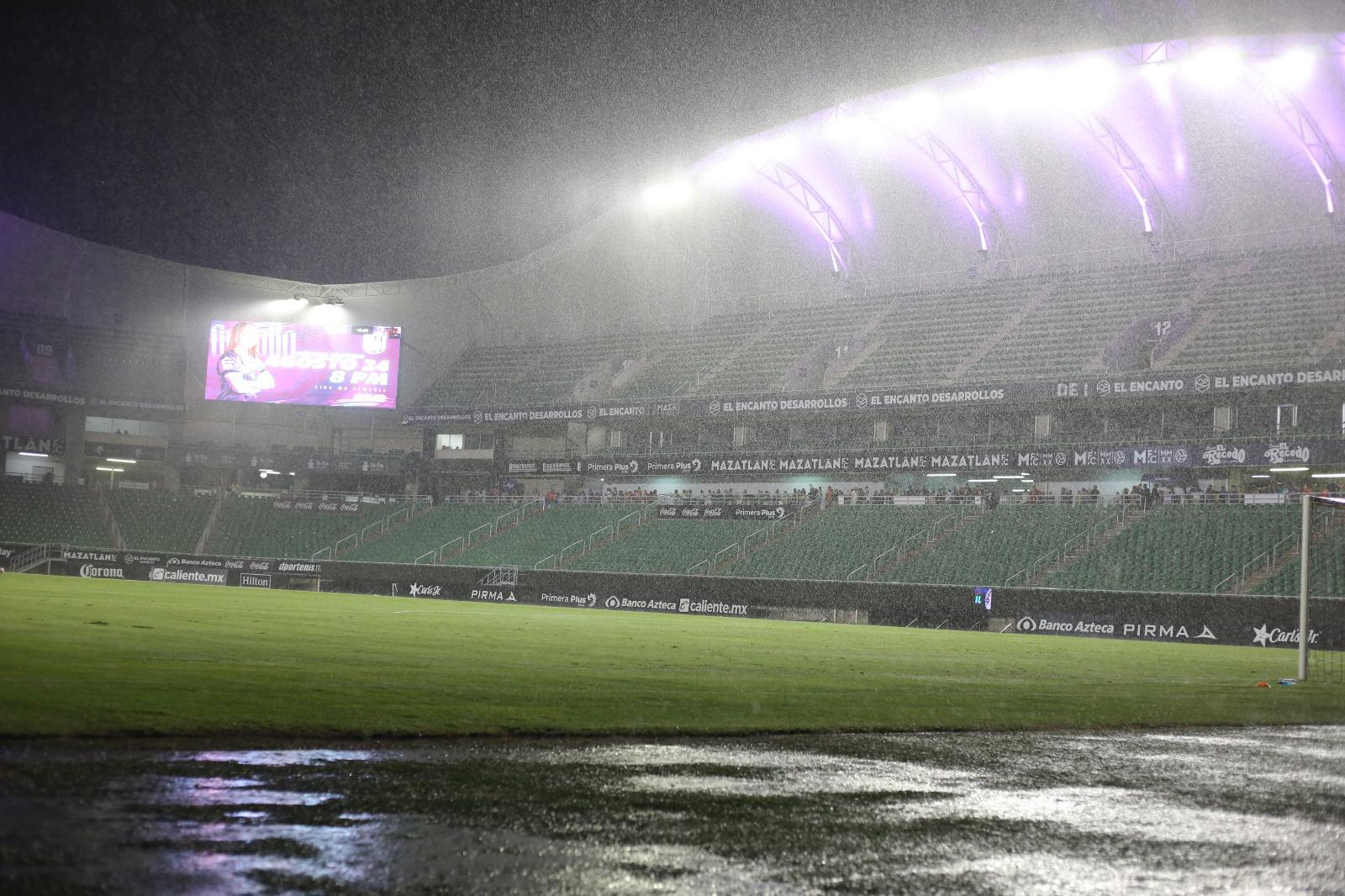 $!Cañoneras no levantan y registran nueva goleada bajo una intensa lluvia en El Encanto