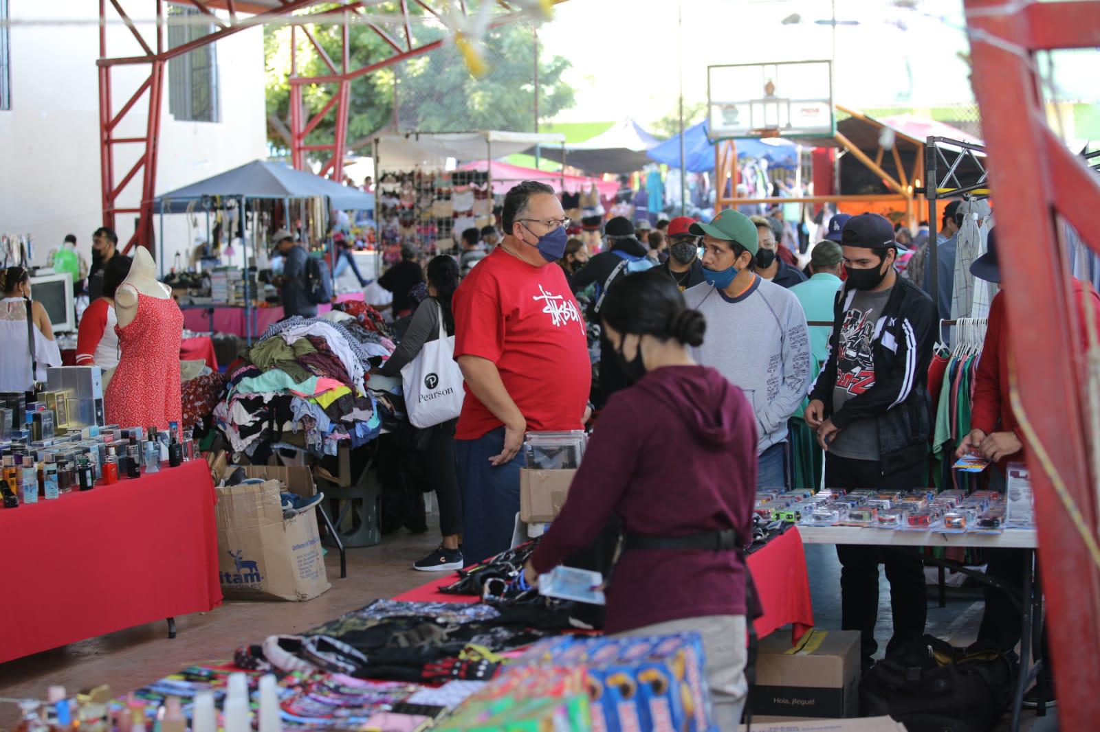 $!Tianguis de la Juárez, en Mazatlán, luce repleto este domingo y sin sana distancia