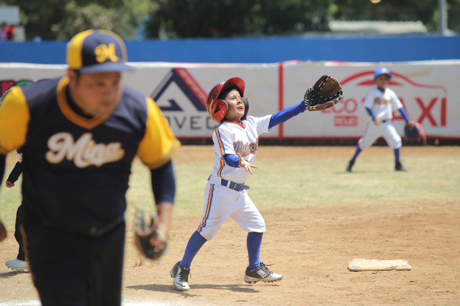 $!Minatitlán despacha a Liga Muralla y lo deja fuera de las semifinales en el Nacional Pañalitos