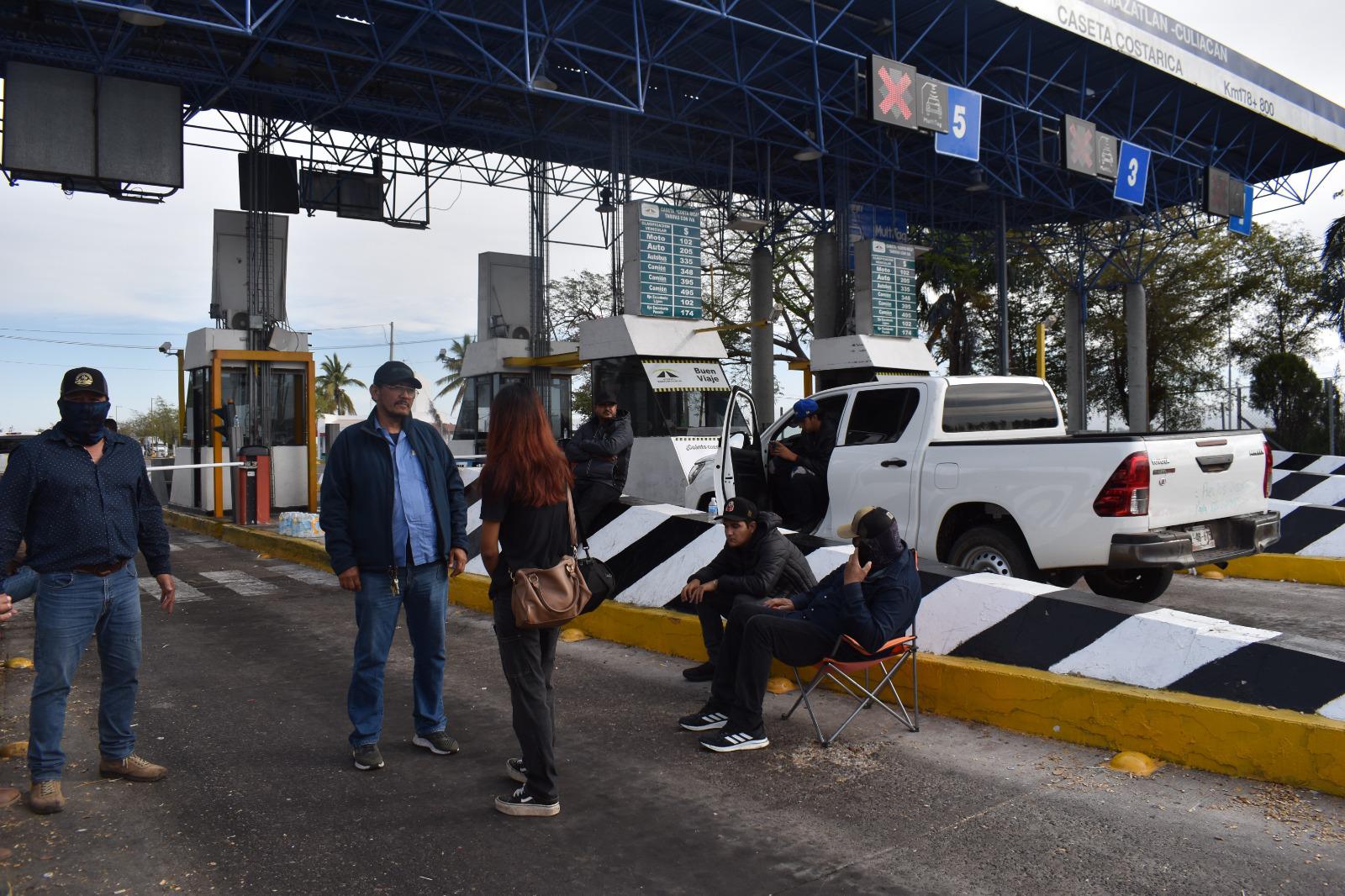 $!Productores de maíz liberan de forma paulatina la caseta de Costa Rica, en la autopista Culiacán-Mazatlán