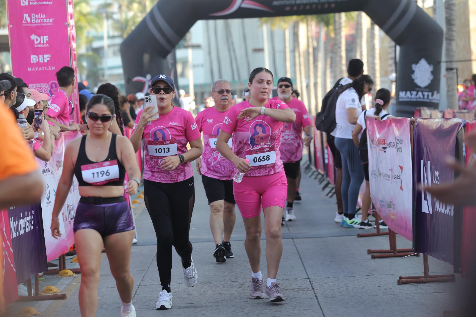 $!Multitudinaria asistencia forma parte de la Carrera Rosa, en Mazatlán