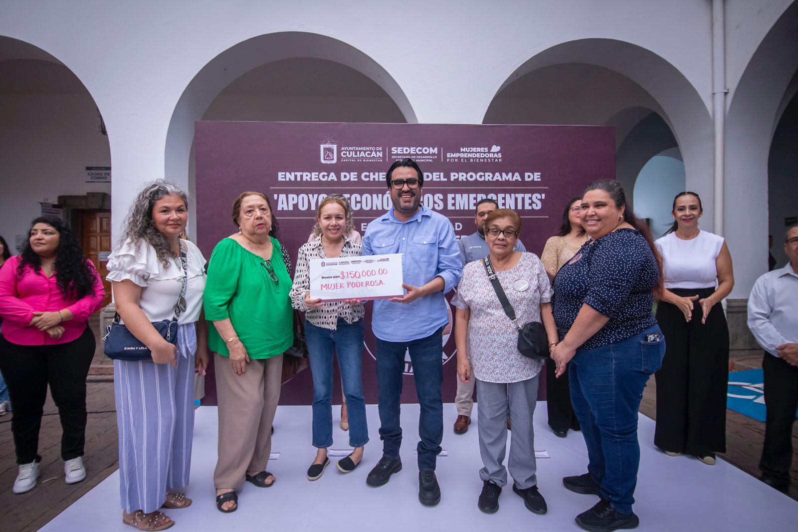 $!Dispersa Alcalde más de $1 millón en apoyos económicos a mujeres emprendedoras de Culiacán