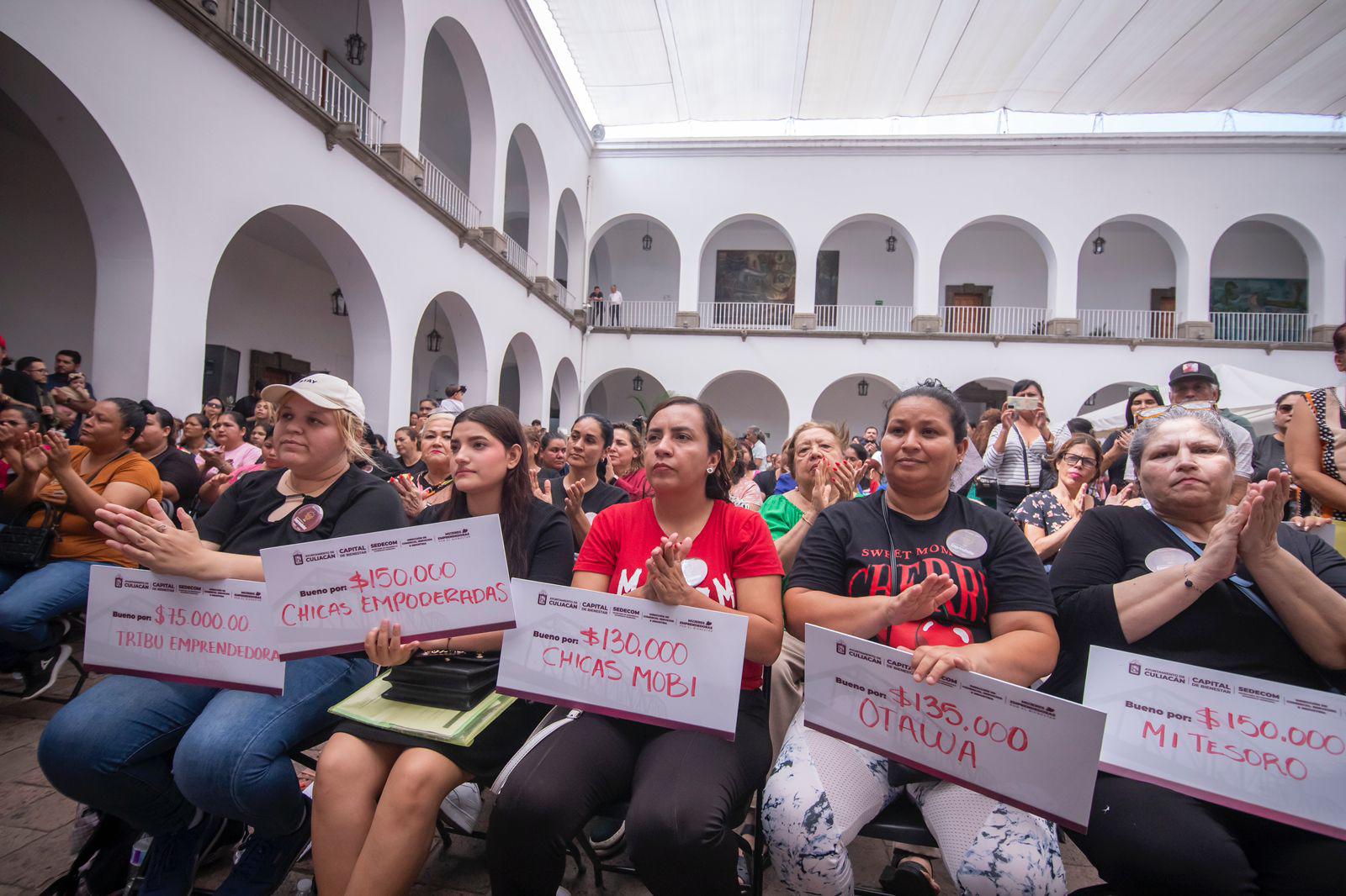 $!Dispersa Alcalde más de $1 millón en apoyos económicos a mujeres emprendedoras de Culiacán