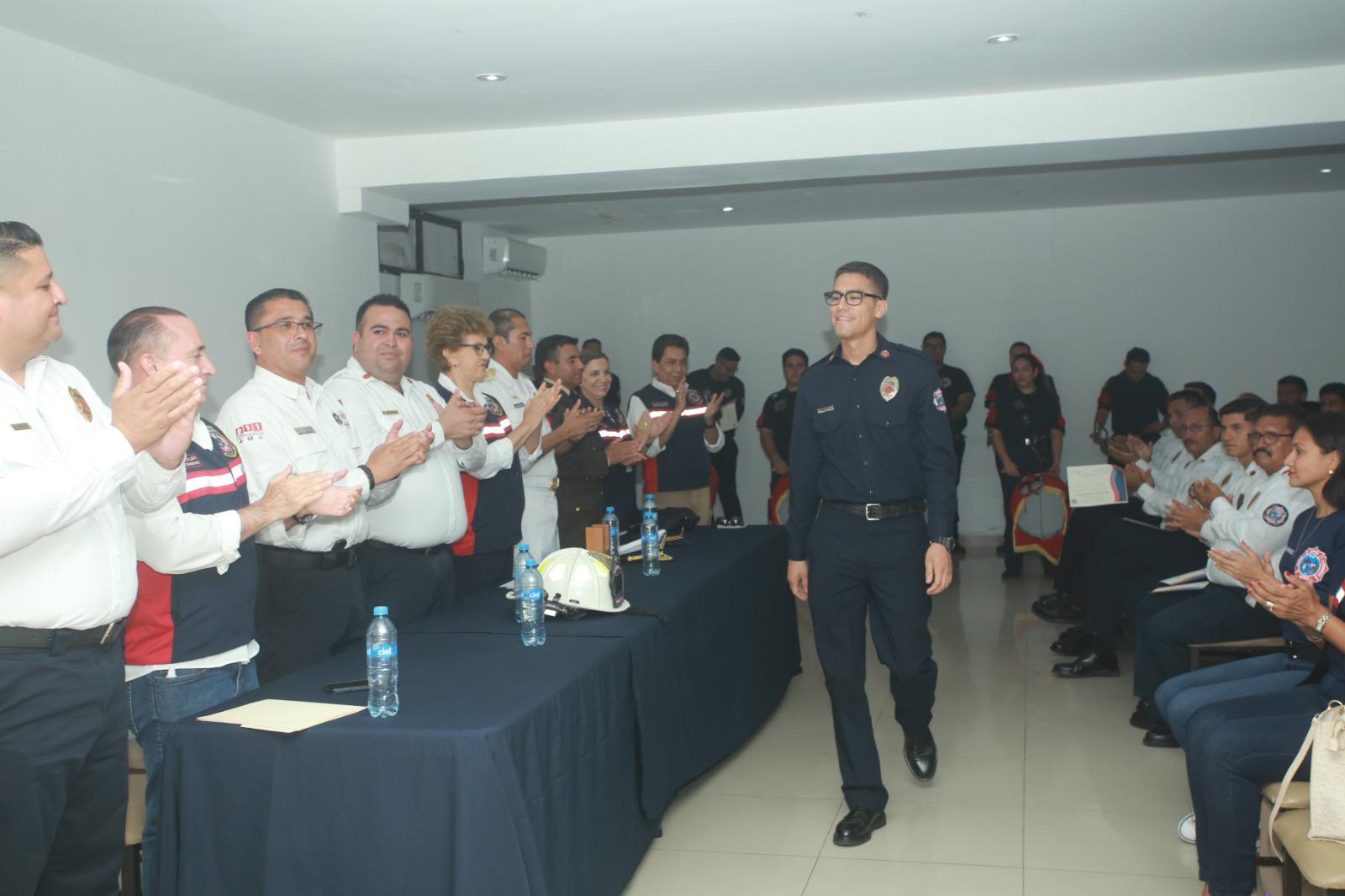 $!Rodrigo Javier Enriquez Arrazola recibe reconocimiento como Bombero Interino del Año.