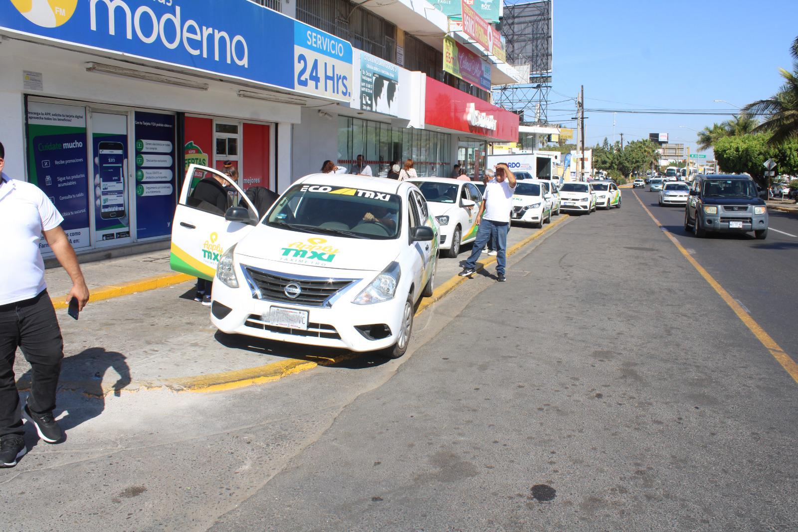 $!Los ecotaxis se siguen estacionando sobre la línea amarilla y hasta bloqueando el carril preferencial.