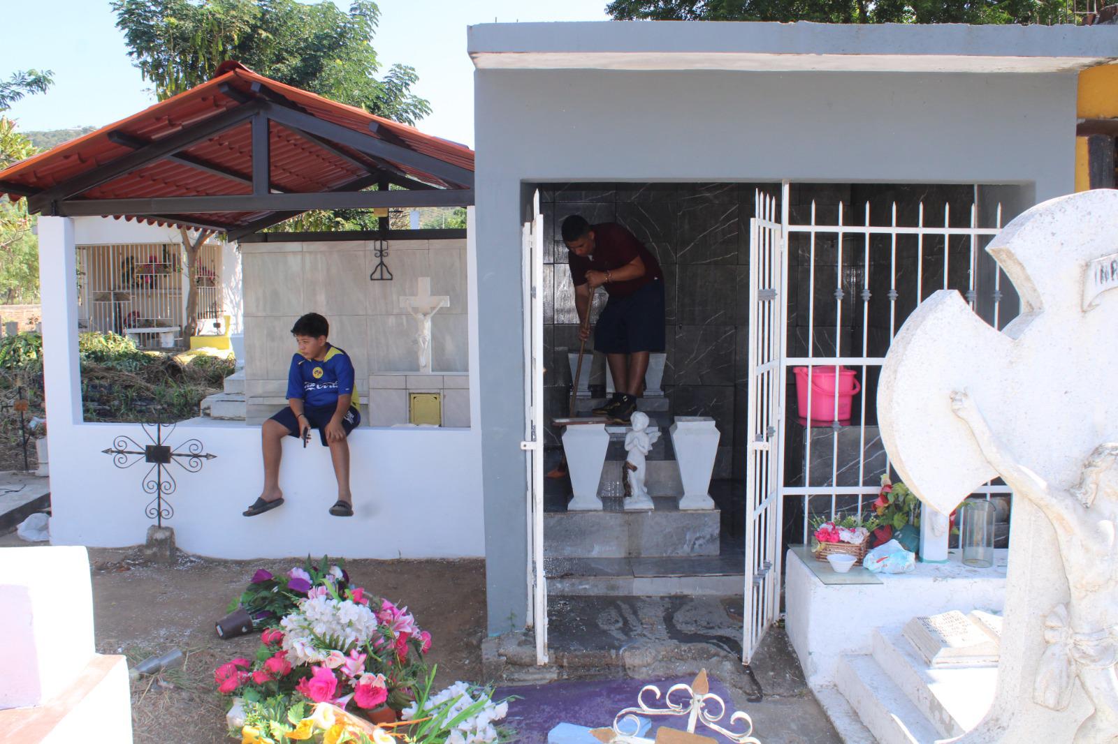 $!José Armando, con amor y gratitud, acude a limpiar la tumba de sus padres al panteón en Rosario