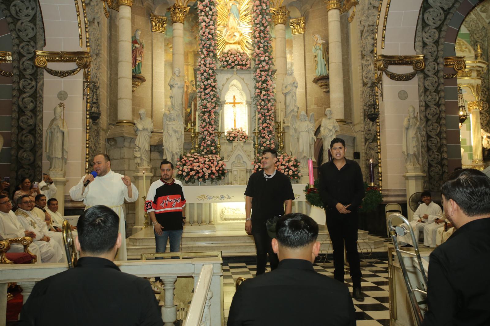 $!El Padre Adán Pazos le agradece a el cantante su presentación y devoción.