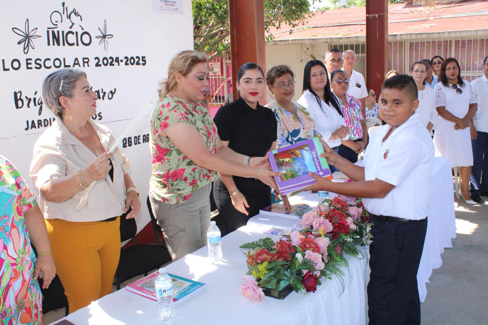 $!Autoridades de Rosario celebran el inicio del ciclo escolar con entrega de aula y libros de texto