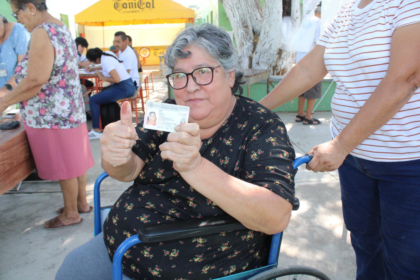 $!Luz y David, pese a estar convalecientes, cumplen como ciudadanos y acuden a votar