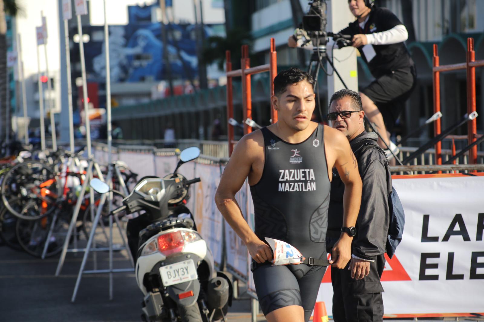 $!Mazatleco ‘Perrón’ Zazueta conquista Triatlón Pacífico 2024