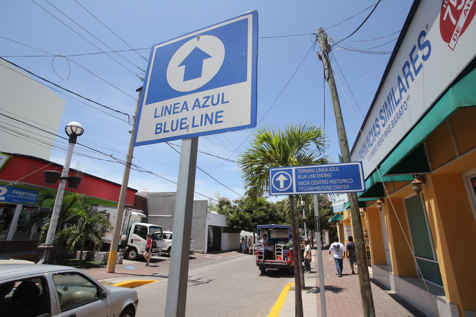 $!Mazatlán restaura la ‘línea azul’ y señalizaciones peatonales para los turistas de crucero que arribarán este miercoles