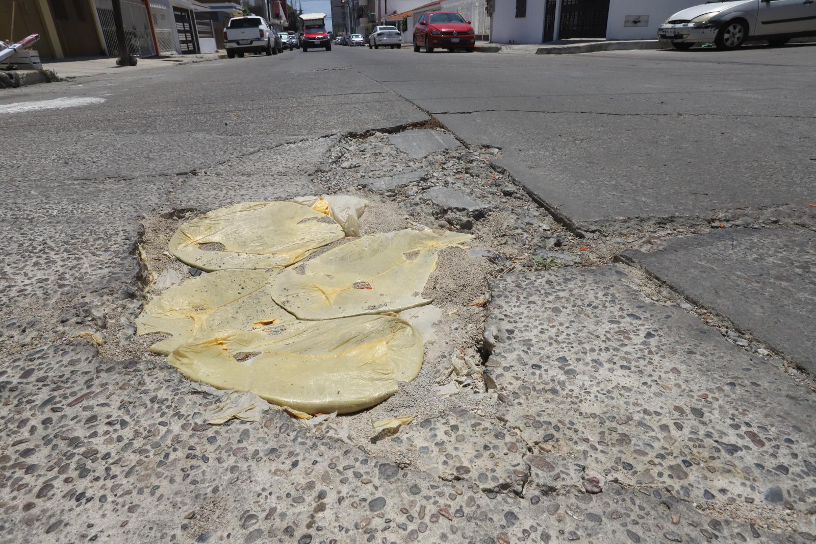 $!Vecinos de Lomas del Mar denuncian colapso de alcantarillas y derrame de aguas negras