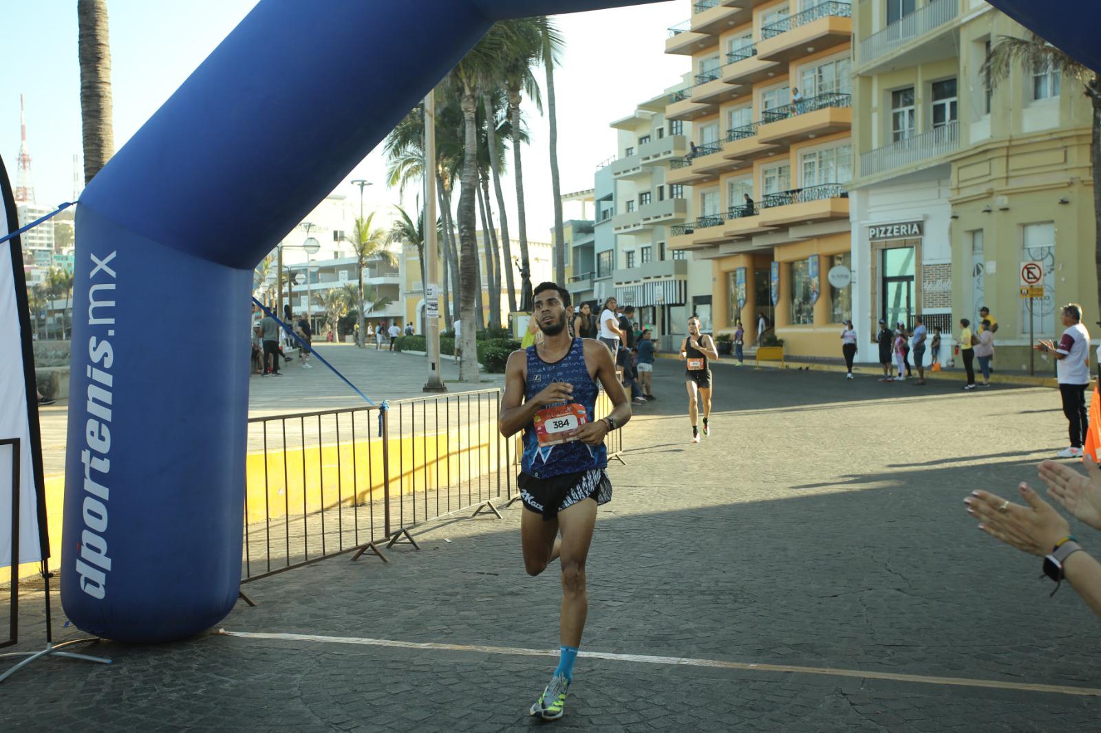 $!Dinastía Labrador domina el asfalto en Carrera IPN Once K