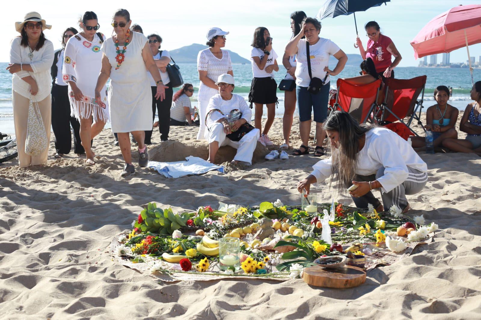 $!Limpian sus energías frente al mar de Mazatlán para recibir a la Primavera