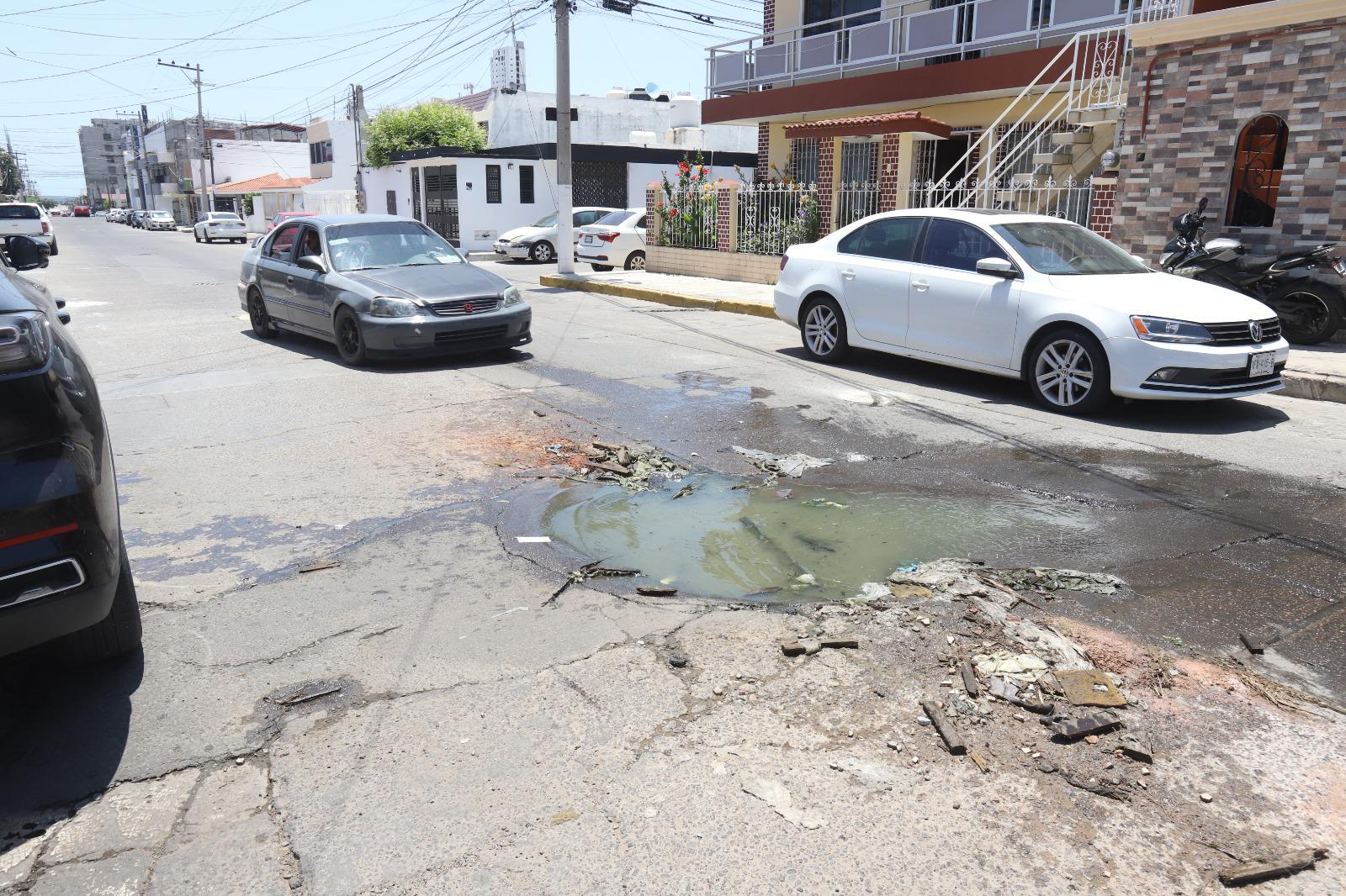 $!Vecinos de Lomas del Mar denuncian colapso de alcantarillas y derrame de aguas negras