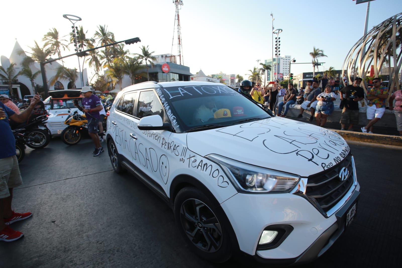 $!Vibra Mazatlán con el desfile de motos por el paseo costero