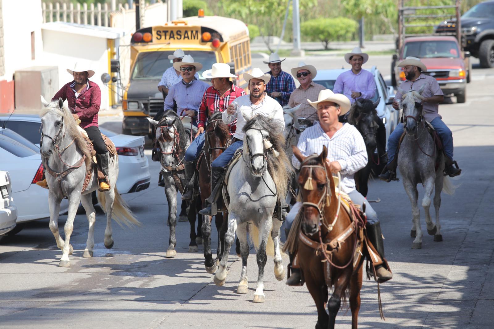 $!Charros y feligreses demuestran su devoción a San Judas Tadeo con peregrinación y cabalgata