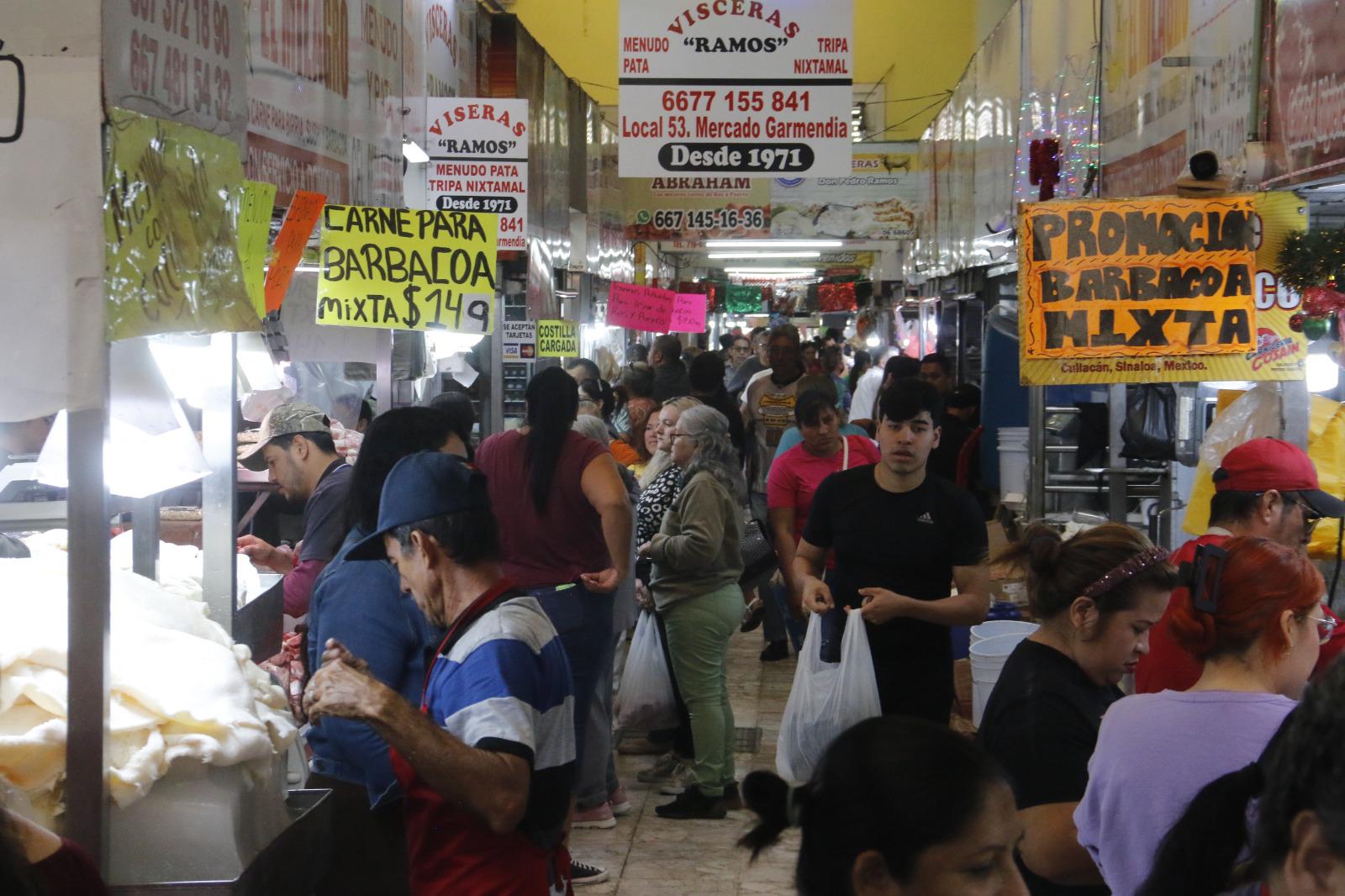 $!Atiborran clientes el Mercado Garmendia en Culiacán; realizan compras para la cena de fin de año