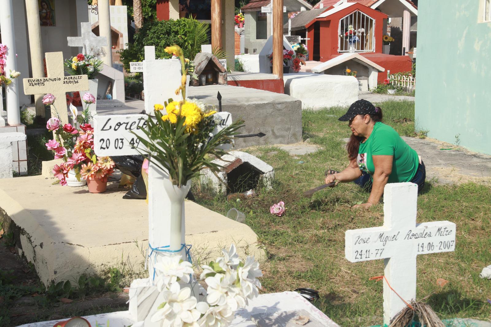 $!Acuden cientos de personas a visitar a sus ‘angelitos’ a los panteones de Mazatlán