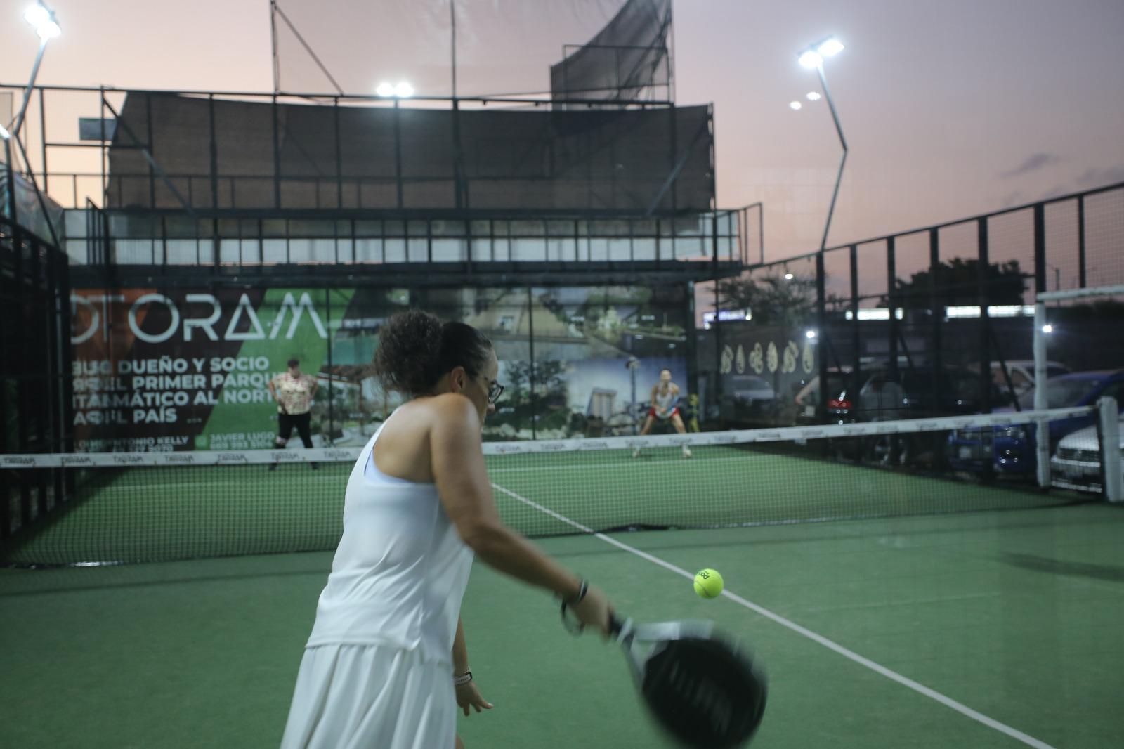 $!Jugadores de pádel se reúnen en apoyo a lucha contra cáncer de mama