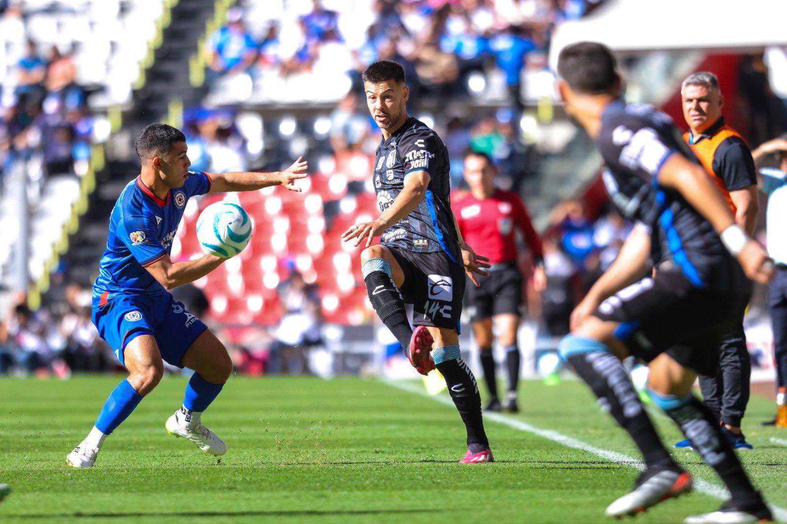 $!Querétaro humilla a Cruz Azul en el Azteca