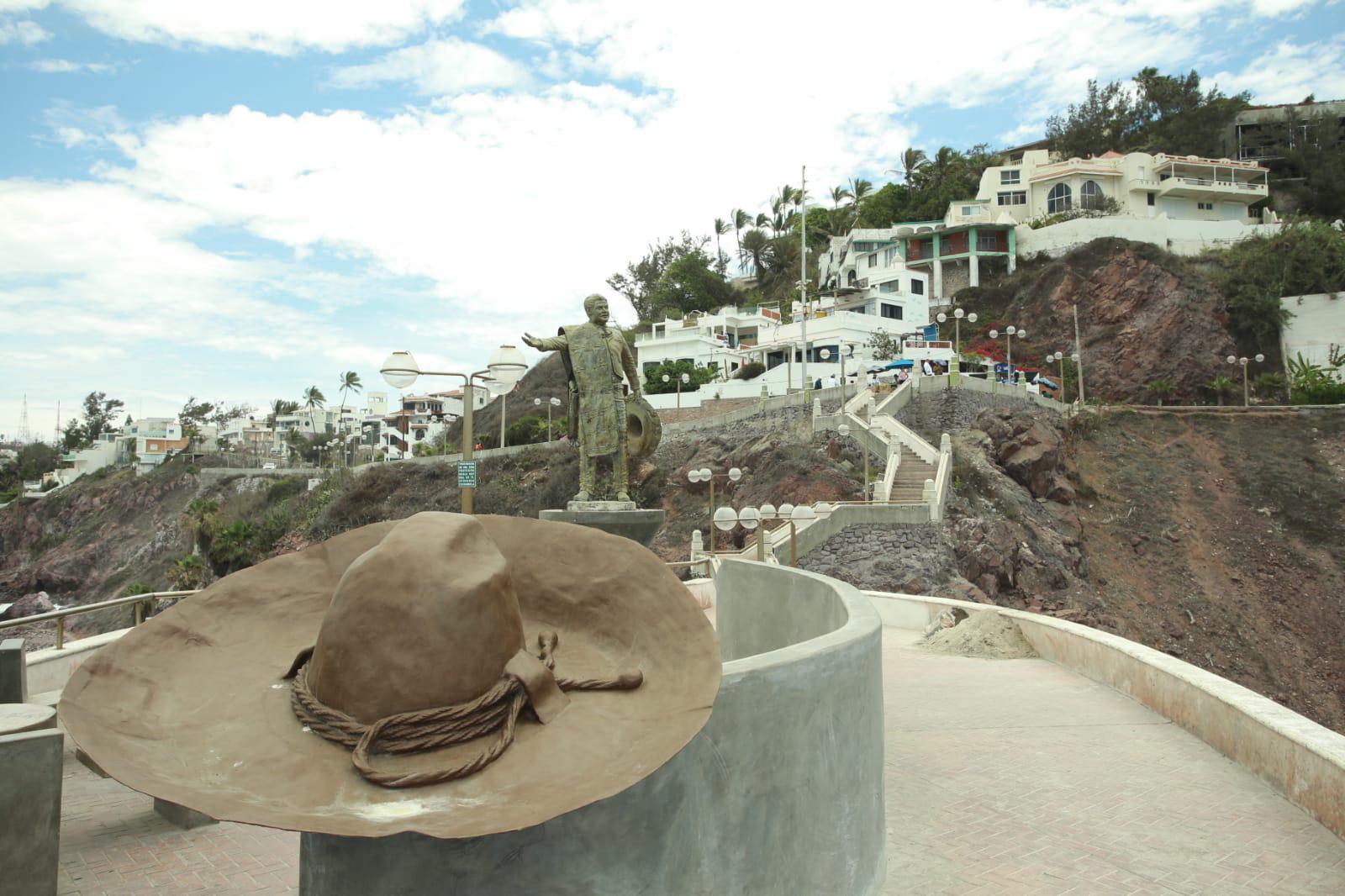 $!Estatua de José Alfredo Jiménez ahora adorna el mirador del corazón en Mazatlán