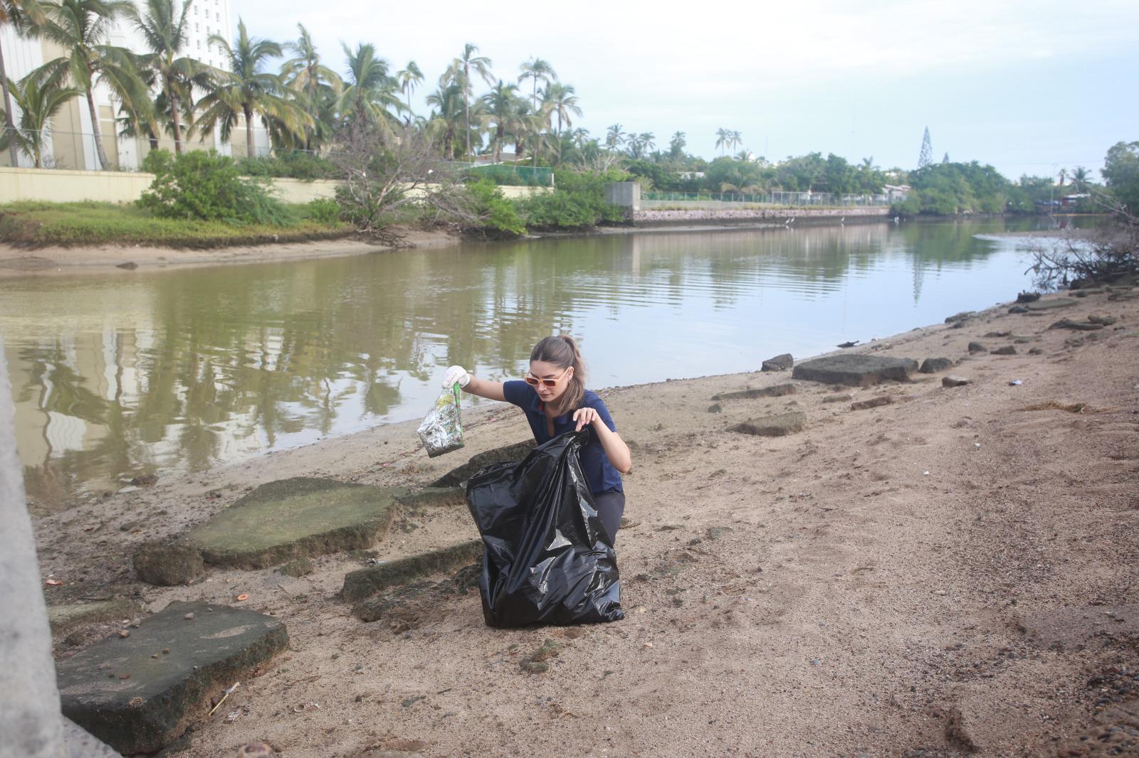 $!Llevan a cabo jornada de limpieza en el Estero del Yugo, en Mazatlán