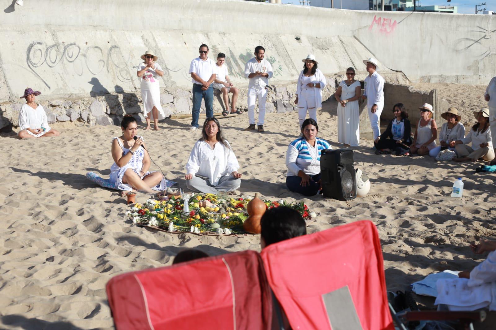 $!Limpian sus energías frente al mar de Mazatlán para recibir a la Primavera