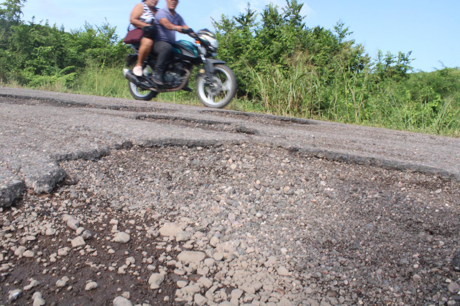 $!Carreteras estatales en Rosario están llenas de baches